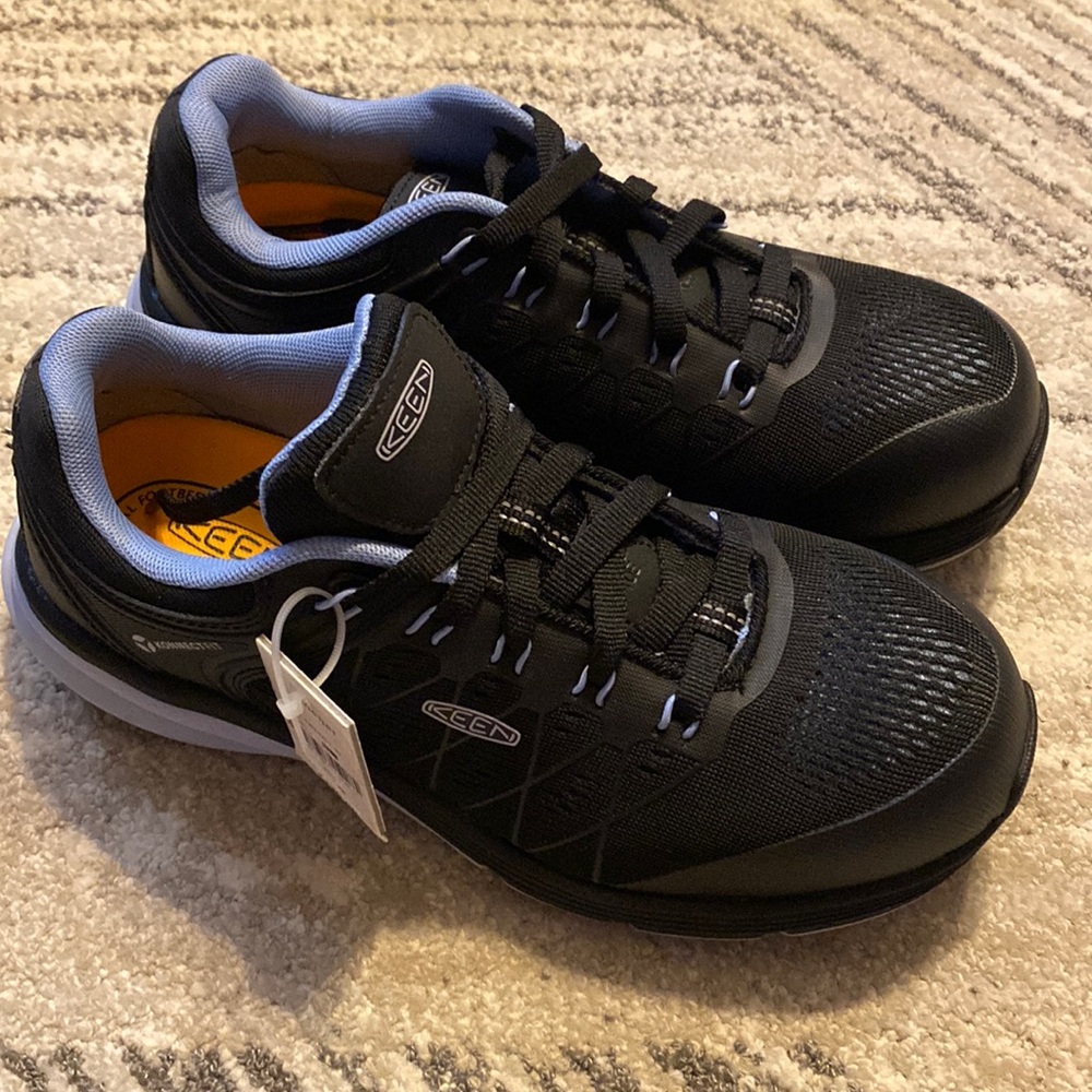 Woman’s carbon fiber toe shoes size 7.5